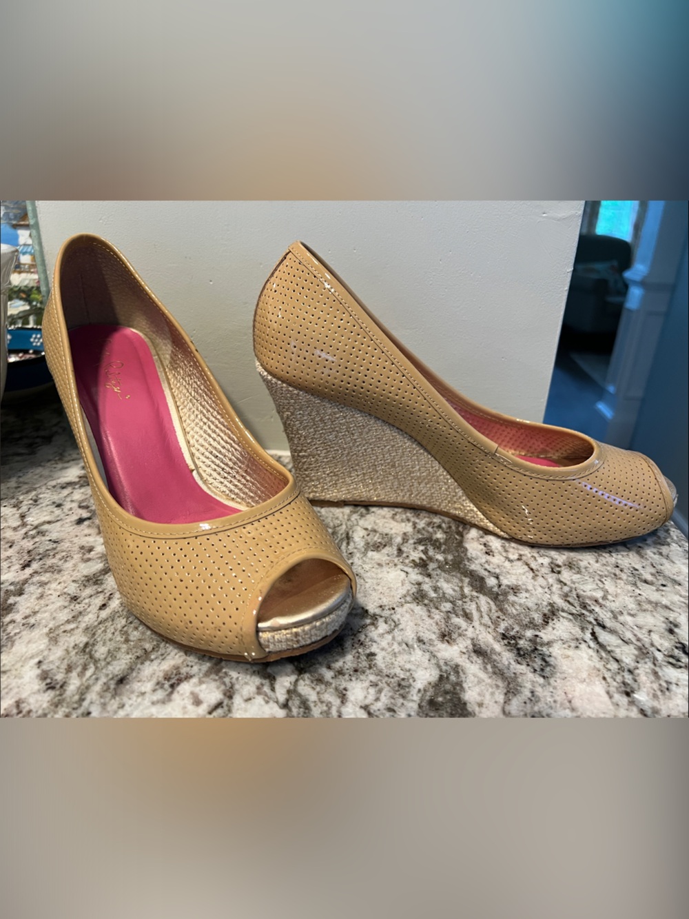 Lilly Pulitzer Women’s Sz 8 1/2 Tan Perforated Peep-Toe Wedge Pumps Pink Insole